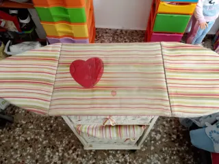 Tabla de planchar y cesto ropa sucia