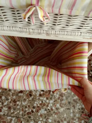 Tabla de planchar y cesto ropa sucia