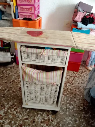 Tabla de planchar y cesto ropa sucia