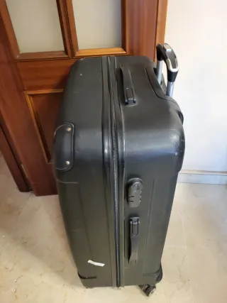 Maleta de viaje negra con ruedas