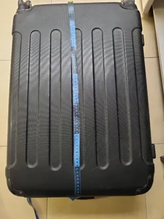 Maleta de viaje negra con ruedas