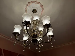 Lámpara metálica dorada con tulipas