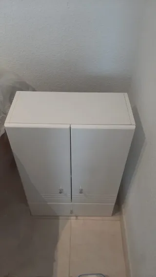 Armario blanco de madera