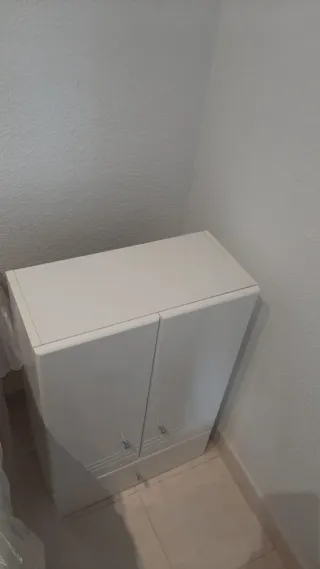 Armario blanco de madera