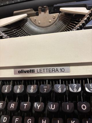 Máquina de escribir Olivetti Lettera 10 blanca