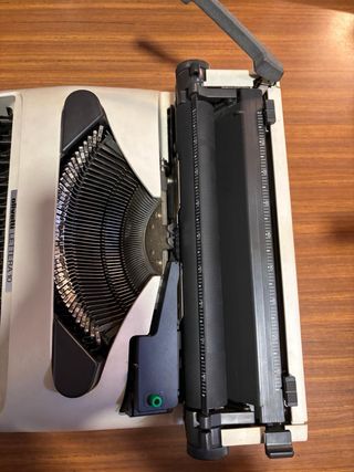 Máquina de escribir Olivetti Lettera 10 blanca