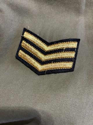 Parka verde militar con parches