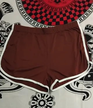 Pantalón corto deportivo marrón