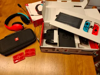 Nintendo Switch + Custodia e Cuffie