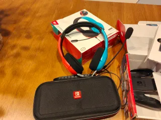 Nintendo Switch + Custodia e Cuffie