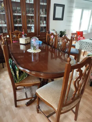 Mesa de salón y 6 sillas de madera