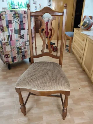 Mesa de salón y 6 sillas de madera