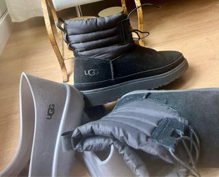 Botas UGG negras con cordones T44