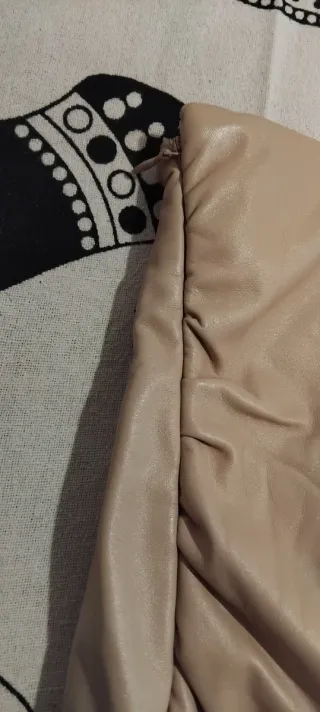 Falda polipiel beige con felpa