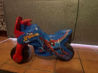 Moto correpasillos Spiderman