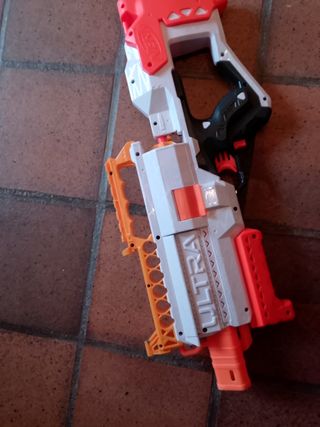 Pistola Nerf Ultra Blanca y Naranja