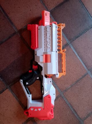 Pistola Nerf Ultra Blanca y Naranja