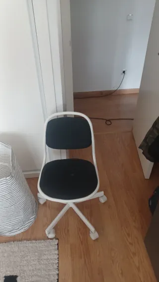 Sillas de escritorio infantil blanca.