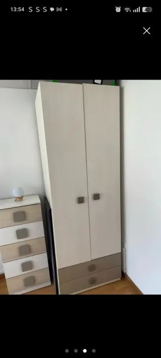 Armario y cajonera de madera