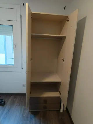 Armario y cajonera de madera