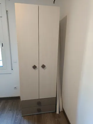 Armario y cajonera de madera