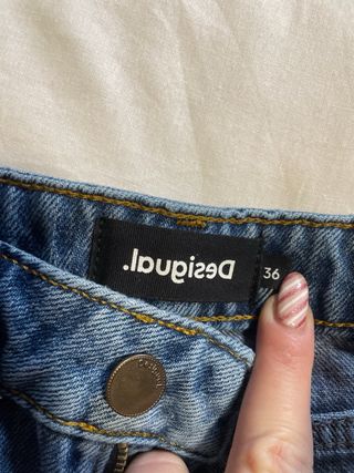 Pantalón vaquero estampado floral