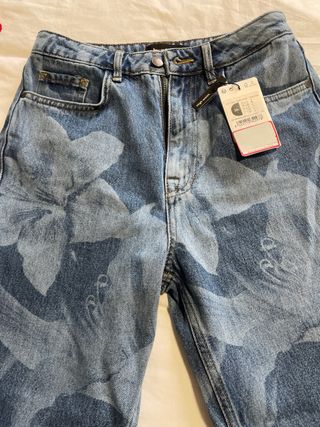 Pantalón vaquero estampado floral