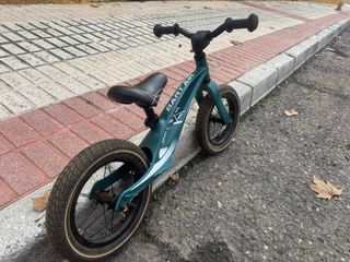 Bicicleta sin pedales verde