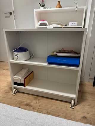 Librería blanca con mesa plegable