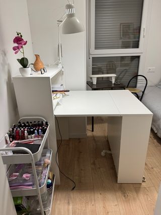 Librería blanca con mesa plegable