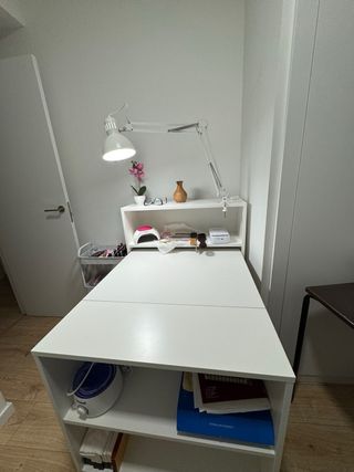 Librería blanca con mesa plegable