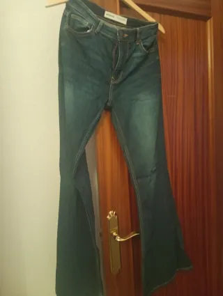 Pantalón vaquero Bershka campana