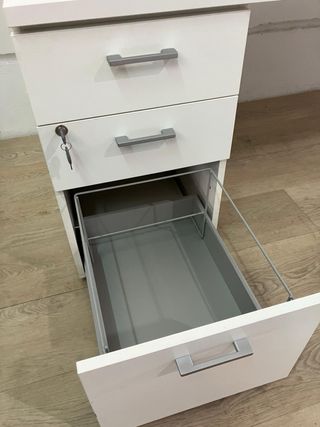 Mesa de oficina blanca con cajonera