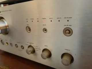 Amplificador Marantz PM7000 Plateado.