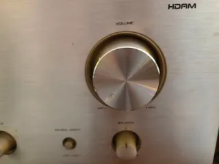 Amplificador Marantz PM7000 Plateado.