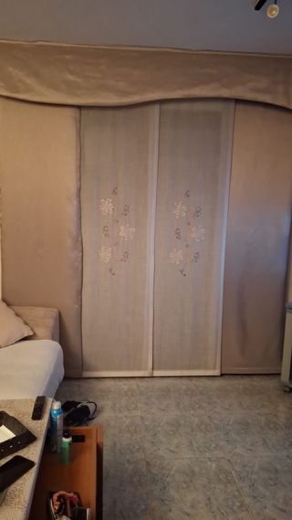 Cortinas correderas salón beige y multicolor