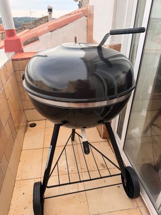 Barbacoa grande negra con ruedas