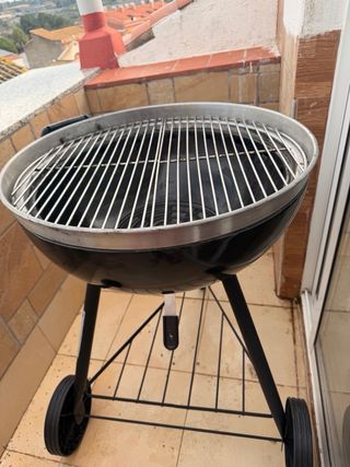 Barbacoa grande negra con ruedas