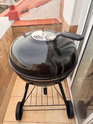 Barbacoa grande negra con ruedas