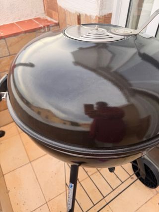 Barbacoa grande negra con ruedas