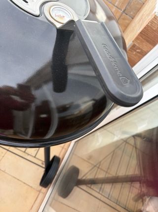 Barbacoa grande negra con ruedas