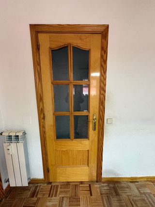 Puerta madera maciza con cristales