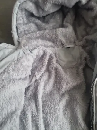 Chaqueta infantil gris y negra