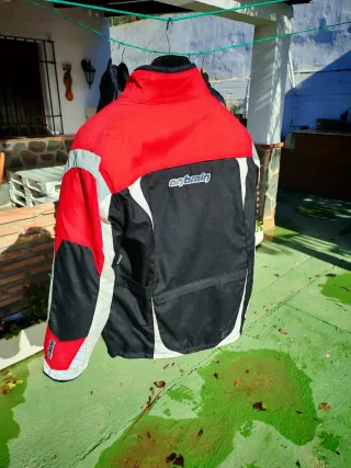 Chaqueta de moto roja y negra