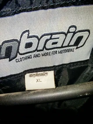 Chaqueta de moto roja y negra