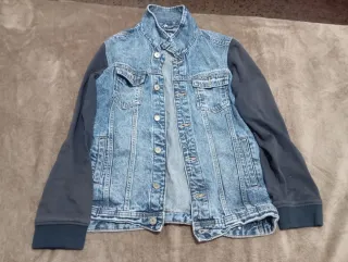 Chaqueta vaquera con mangas de sudadera