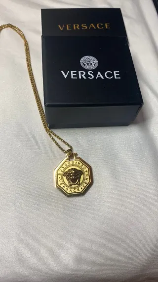 Collar Versace Dorado con Caja y Tarjeta