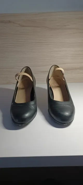 Tacones negros con tira