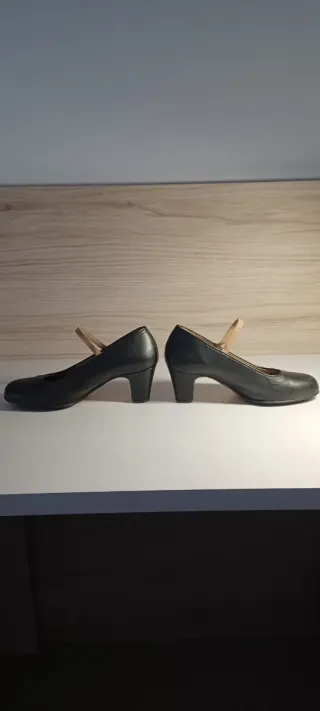 Tacones negros con tira