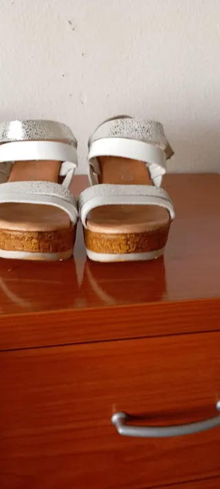 Sandalias blancas con detalles plateados